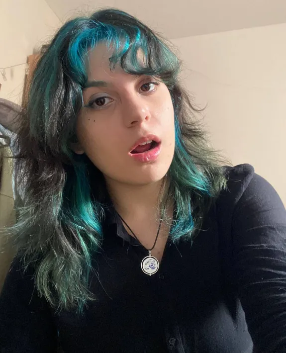 Foto de Giovanna Bardella, uma menina com cabelo preto e azul e delineado azul