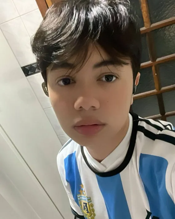 Foto de Erick Takeshi, um menino japonês de camiseta da Argentina, cabelo preto
